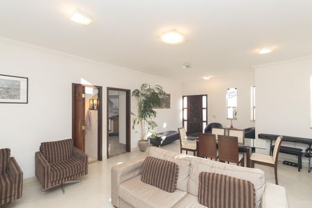 Casa para alugar com 300m², 4 quartos e 6 vagas Casa para alugar com 300m², 4 quartos e 6 vagasSala