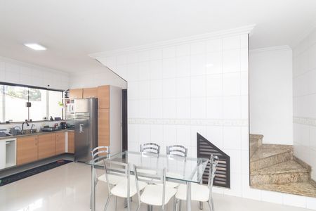 Casa para alugar com 300m², 4 quartos e 6 vagas Casa para alugar com 300m², 4 quartos e 6 vagasCozinha