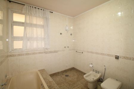 Casa à venda com 438m², 4 quartos e 6 vagasQuarto 2 - Banheiro