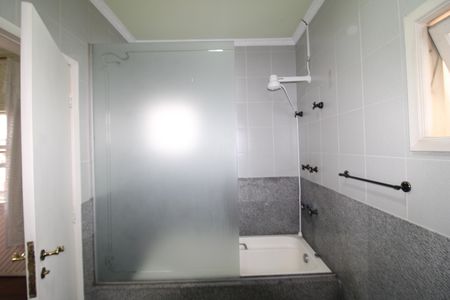 Casa à venda com 438m², 4 quartos e 6 vagasQuarto 3 - Banheiro 