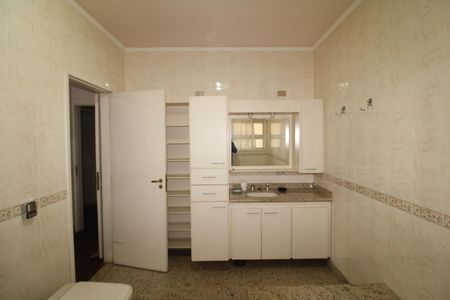 Casa à venda com 438m², 4 quartos e 6 vagasQuarto 2 - Banheiro