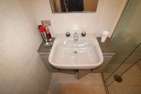 Casa à venda com 438m², 4 quartos e 6 vagasQuarto 4 - Banheiro