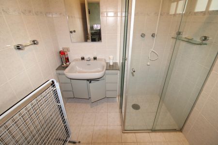 Casa à venda com 438m², 4 quartos e 6 vagasQuarto 4 - Banheiro