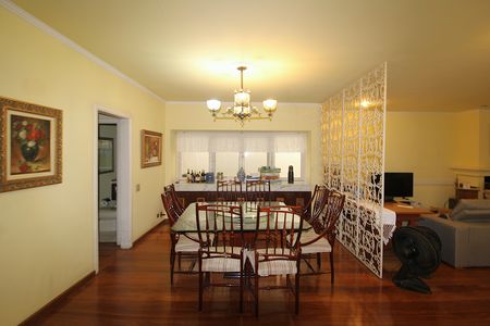 Casa à venda com 438m², 4 quartos e 6 vagasSala