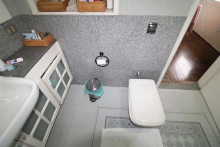 Casa à venda com 438m², 4 quartos e 6 vagasQuarto 3 - Banheiro 