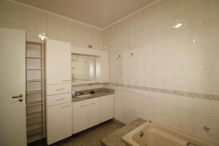 Casa à venda com 438m², 4 quartos e 6 vagasQuarto 2 - Banheiro