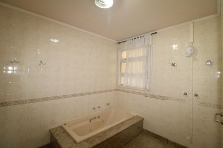 Casa à venda com 438m², 4 quartos e 6 vagasQuarto 2 - Banheiro