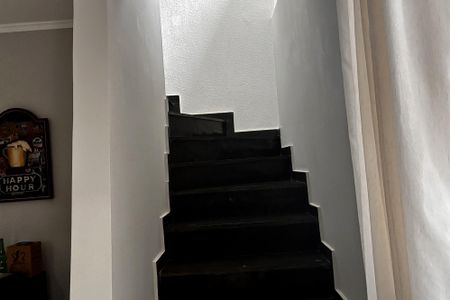 Casa para alugar com 146m², 3 quartos e 2 vagas Casa para alugar com 146m², 3 quartos e 2 vagasEscada