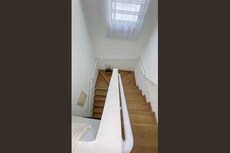 Casa à venda com 134m², 3 quartos e 2 vagas Casa à venda com 134m², 3 quartos e 2 vagasEscada