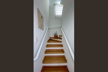 Casa à venda com 134m², 3 quartos e 2 vagas Casa à venda com 134m², 3 quartos e 2 vagasEscada