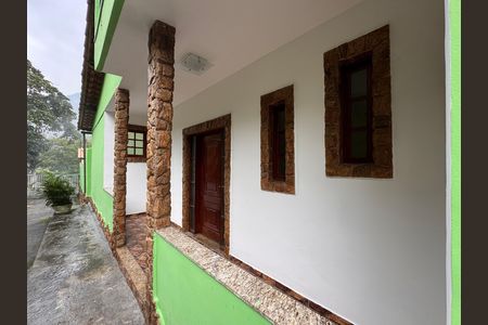 Casa de condomínio à venda com 350m², 5 quartos e 6 vagas Casa de condomínio à venda com 350m², 5 quartos e 6 vagasVaranda