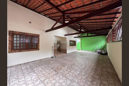 Casa de condomínio à venda com 350m², 5 quartos e 6 vagas Casa de condomínio à venda com 350m², 5 quartos e 6 vagasÁrea externa