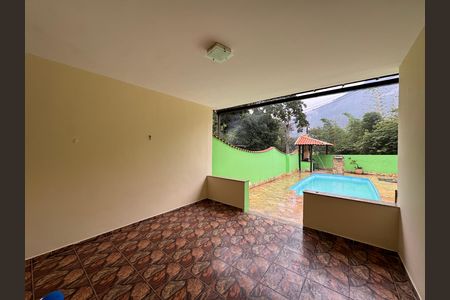 Casa de condomínio à venda com 350m², 5 quartos e 6 vagas Casa de condomínio à venda com 350m², 5 quartos e 6 vagasVaranda