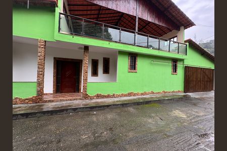 Casa de condomínio à venda com 350m², 5 quartos e 6 vagas Casa de condomínio à venda com 350m², 5 quartos e 6 vagasFachada