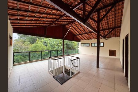 Casa de condomínio à venda com 350m², 5 quartos e 6 vagas Casa de condomínio à venda com 350m², 5 quartos e 6 vagasTerraço