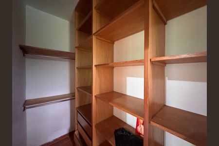 Casa de condomínio à venda com 350m², 5 quartos e 6 vagas Casa de condomínio à venda com 350m², 5 quartos e 6 vagasSuite 1 Master - Closet
