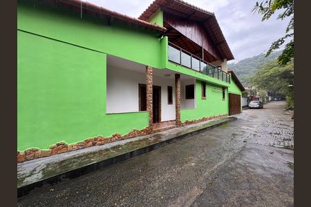 Casa de condomínio à venda com 350m², 5 quartos e 6 vagas Casa de condomínio à venda com 350m², 5 quartos e 6 vagasFachada