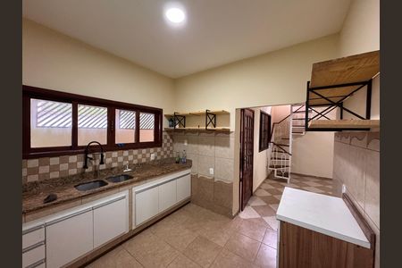 Casa de condomínio à venda com 350m², 5 quartos e 6 vagas Casa de condomínio à venda com 350m², 5 quartos e 6 vagasCozinha