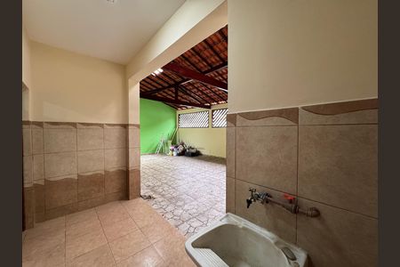 Casa de condomínio à venda com 350m², 5 quartos e 6 vagas Casa de condomínio à venda com 350m², 5 quartos e 6 vagasÁrea de Serviço