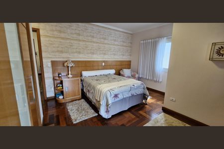 Casa de condomínio à venda com 600m², 4 quartos e 6 vagas Casa de condomínio à venda com 600m², 4 quartos e 6 vagasQuarto