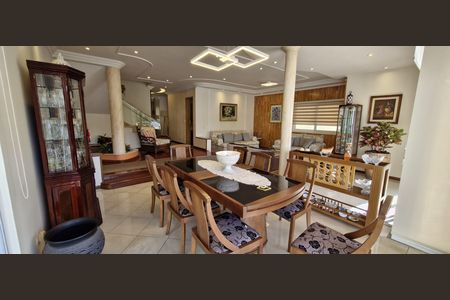 Casa de condomínio à venda com 600m², 4 quartos e 6 vagas Casa de condomínio à venda com 600m², 4 quartos e 6 vagasSala de Jantar