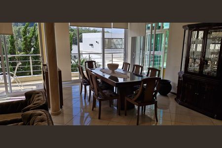 Casa de condomínio à venda com 600m², 4 quartos e 6 vagas Casa de condomínio à venda com 600m², 4 quartos e 6 vagasSala de Jantar