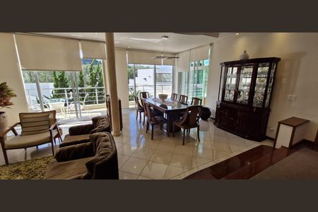 Casa de condomínio à venda com 600m², 4 quartos e 6 vagas Casa de condomínio à venda com 600m², 4 quartos e 6 vagasSala de Jantar