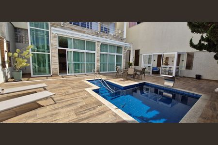 Casa de condomínio à venda com 600m², 4 quartos e 6 vagas Casa de condomínio à venda com 600m², 4 quartos e 6 vagasPiscina