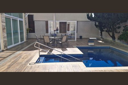 Casa de condomínio à venda com 600m², 4 quartos e 6 vagas Casa de condomínio à venda com 600m², 4 quartos e 6 vagasPiscina