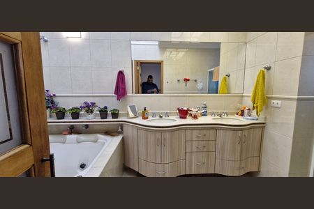 Casa de condomínio à venda com 600m², 4 quartos e 6 vagas Casa de condomínio à venda com 600m², 4 quartos e 6 vagasBanheiro