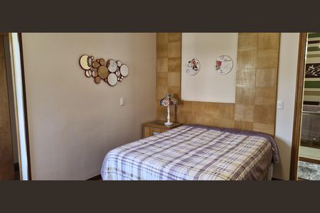 Casa de condomínio à venda com 600m², 4 quartos e 6 vagas Casa de condomínio à venda com 600m², 4 quartos e 6 vagasQuarto