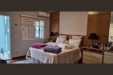 Casa de condomínio à venda com 600m², 4 quartos e 6 vagas Casa de condomínio à venda com 600m², 4 quartos e 6 vagasQuarto
