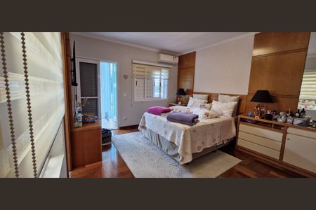 Casa de condomínio à venda com 600m², 4 quartos e 6 vagas Casa de condomínio à venda com 600m², 4 quartos e 6 vagasQuarto