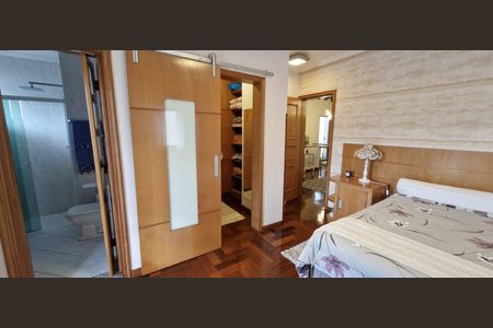 Casa de condomínio à venda com 600m², 4 quartos e 6 vagas Casa de condomínio à venda com 600m², 4 quartos e 6 vagasQuarto