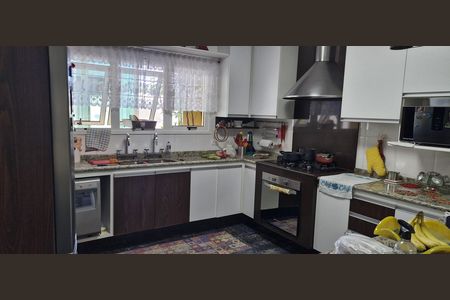 Casa de condomínio à venda com 600m², 4 quartos e 6 vagas Casa de condomínio à venda com 600m², 4 quartos e 6 vagasCozinha