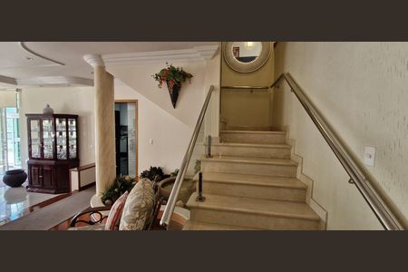 Casa de condomínio à venda com 600m², 4 quartos e 6 vagas Casa de condomínio à venda com 600m², 4 quartos e 6 vagasEscada
