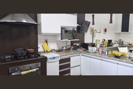 Casa de condomínio à venda com 600m², 4 quartos e 6 vagas Casa de condomínio à venda com 600m², 4 quartos e 6 vagasCozinha
