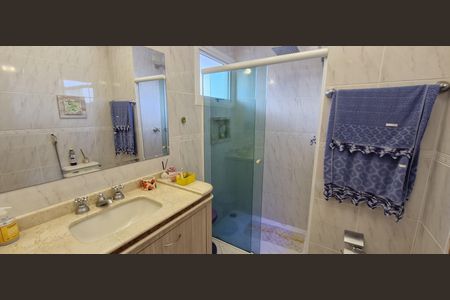 Casa de condomínio à venda com 600m², 4 quartos e 6 vagas Casa de condomínio à venda com 600m², 4 quartos e 6 vagasBanheiro