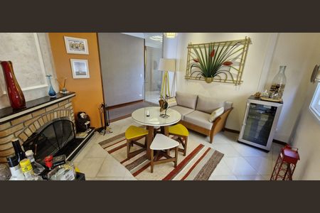 Casa de condomínio à venda com 600m², 4 quartos e 6 vagas Casa de condomínio à venda com 600m², 4 quartos e 6 vagasSala
