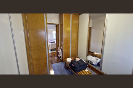 Casa de condomínio à venda com 600m², 4 quartos e 6 vagas Casa de condomínio à venda com 600m², 4 quartos e 6 vagasQuarto