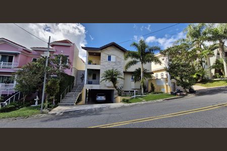 Casa de condomínio à venda com 600m², 4 quartos e 6 vagas Casa de condomínio à venda com 600m², 4 quartos e 6 vagasFachada