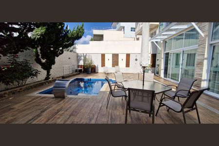 Casa de condomínio à venda com 600m², 4 quartos e 6 vagas Casa de condomínio à venda com 600m², 4 quartos e 6 vagasPiscina