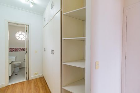 Apartamento à venda com 70m², 2 quartos e 1 vaga Apartamento à venda com 70m², 2 quartos e 1 vagaCloset da suíte