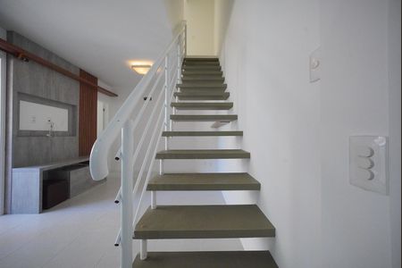Apartamento para alugar com 98m², 2 quartos e 1 vagaEscada de acesso a cobertura