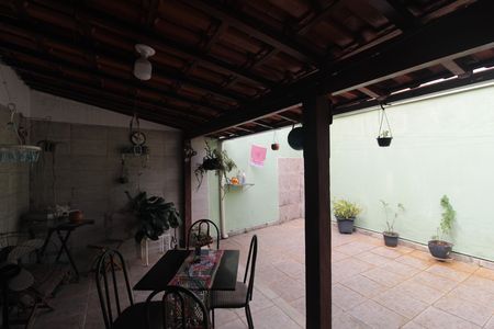 Casa à venda com 100m², 2 quartos e 2 vagasQuintal