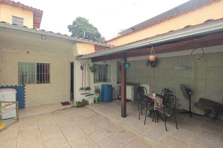 Casa à venda com 100m², 2 quartos e 2 vagasQuintal