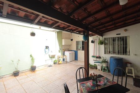 Casa à venda com 100m², 2 quartos e 2 vagasQuintal