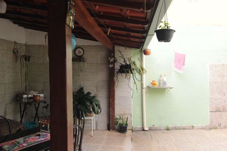 Casa à venda com 100m², 2 quartos e 2 vagasQuintal