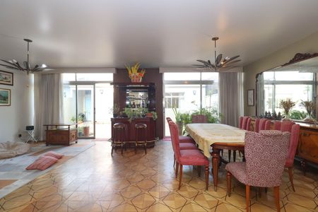 Casa à venda com 283m², 4 quartos e 2 vagas Casa à venda com 283m², 4 quartos e 2 vagasSala