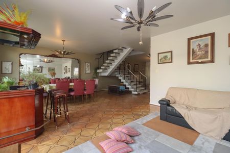 Casa à venda com 283m², 4 quartos e 2 vagas Casa à venda com 283m², 4 quartos e 2 vagasSala